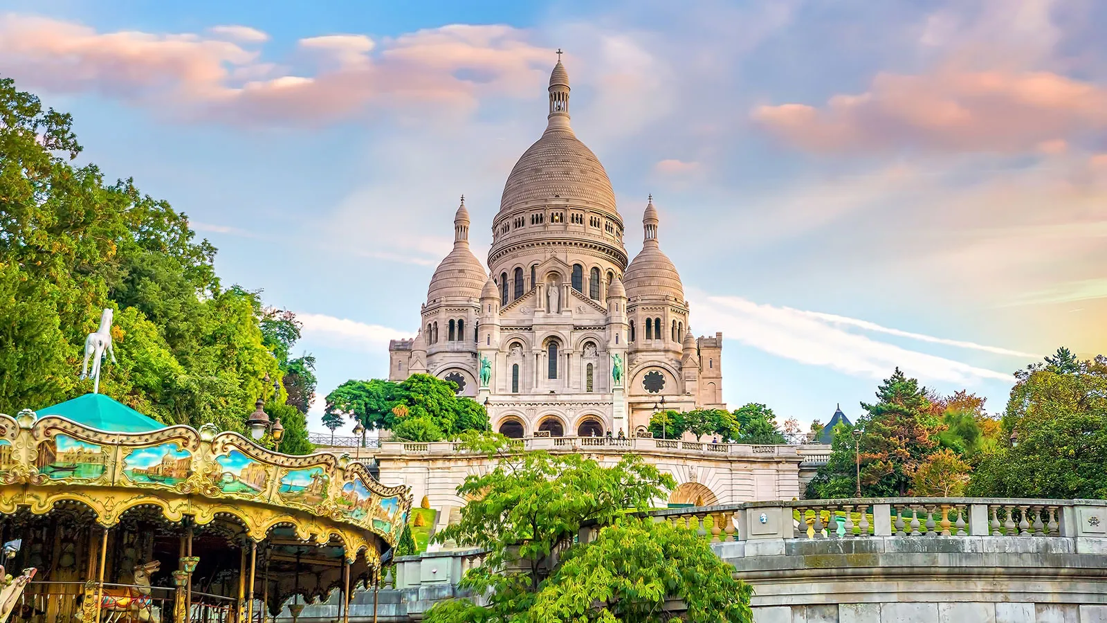Blick auf die Sacre Coeur auf dem Montmatre während einer Paris Reise mit trendtours
