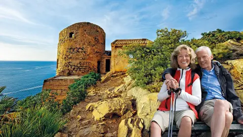 Seniorenpaar vor dem Wachturm Cala en Basset-placeholder