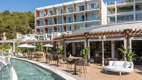 Außenbereich des Valentin Grand Park Suite Hotel mit Bar und Pool-placeholder