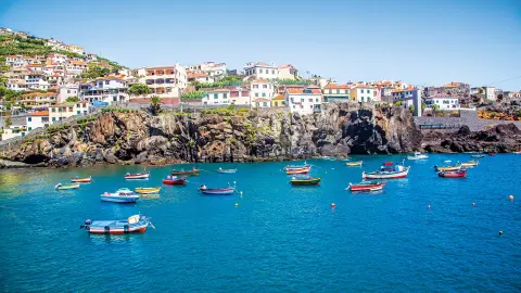 Malerischen Hafen in Madeira mit bunten Fischerbooten -placeholder