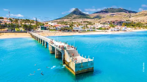 Traumhafter Cais Velho do Porto Santo mit blauem Meer-placeholder