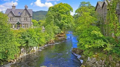 Bergdorf Betws-y-Coed mit Fluss-placeholder