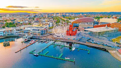 Blick auf Millennium Bay in Cardiff im Sonnenuntergang-placeholder