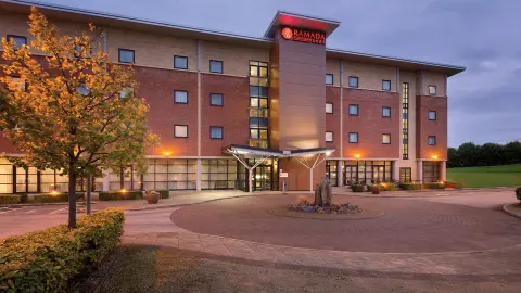 Hotel Ramada Plaza by Wyndham Wrexham von außen-placeholder